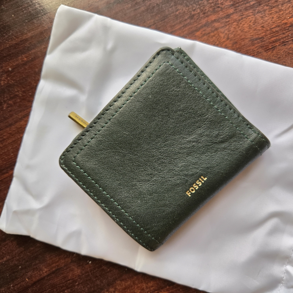 Fossil Green Leather Wallet Sleek Minimalist Design